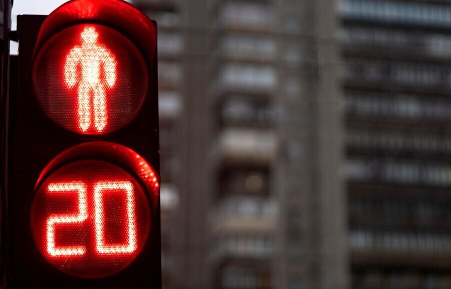 red-light-sign-pedestrian-crossing-city_23-2149338563